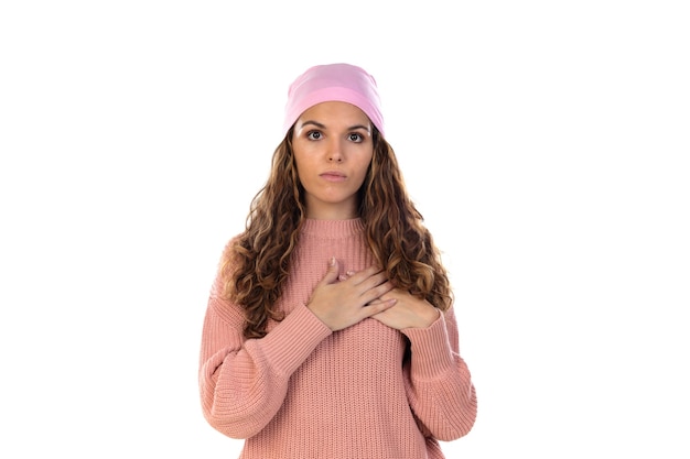 Espoir femme avec cancer portant une écharpe rose réfléchie isolé sur un mur blanc