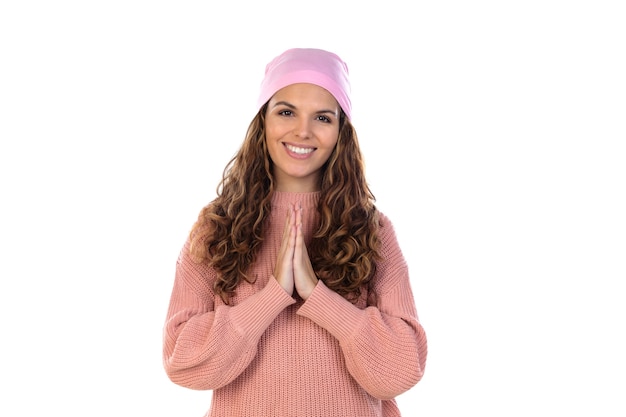 Espoir femme avec cancer portant une écharpe rose réfléchie isolé sur un mur blanc