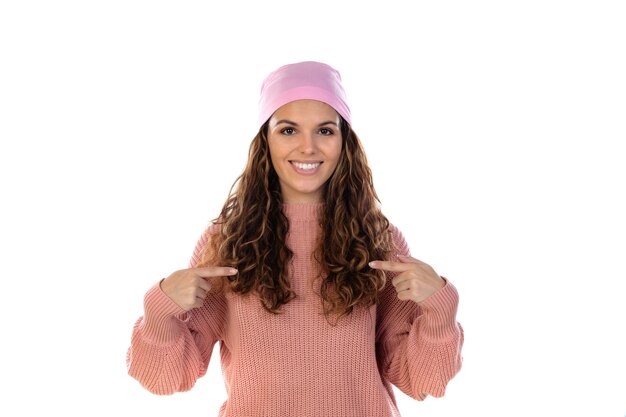 Espoir femme avec cancer portant une écharpe rose réfléchie isolé sur un mur blanc