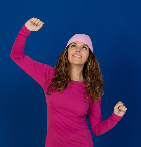 Espoir femme portant un foulard rose isolé sur un mur blanc