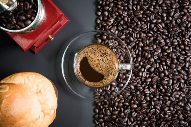 Espresso dans un verre sur une table en bois