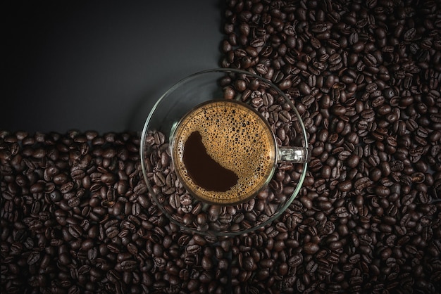 Espresso dans un verre sur une table en bois