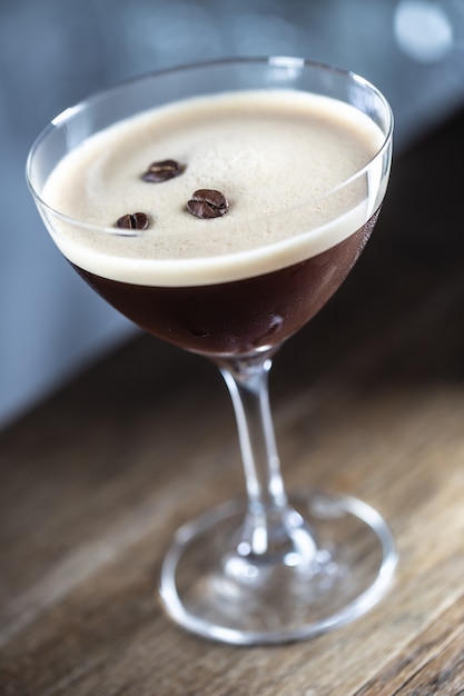 Espresso martini vodka short drink en cocktail de café avec liqueur de café et sirop de vanille.