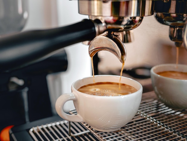 Photo espresso provenant d'une machine à café dans un café