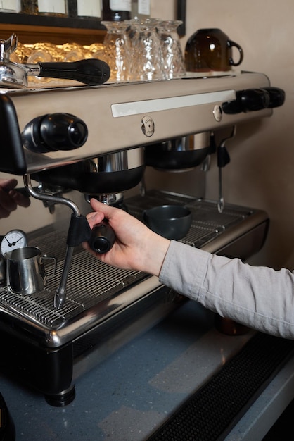 espresso tiré de la machine à café faire par barista au café-restaurant