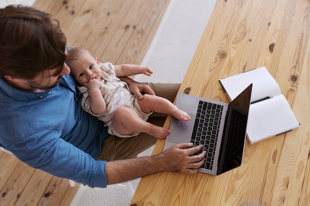 Essai adulte pour atteindre le travail et la vie personnelle