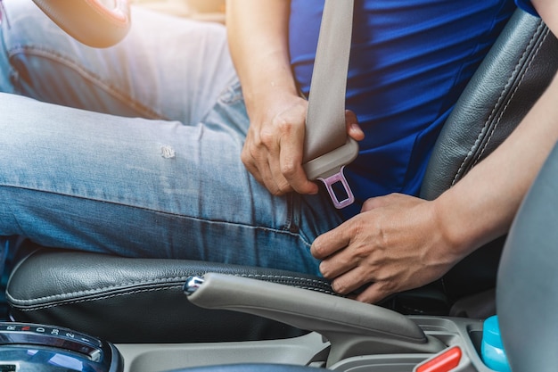 Essai de voiture mécanique asiatique attacher les ceintures de sécurité avant de plonger pour la protection et la sécuritéConcept de ceintures de sécurité de voiture