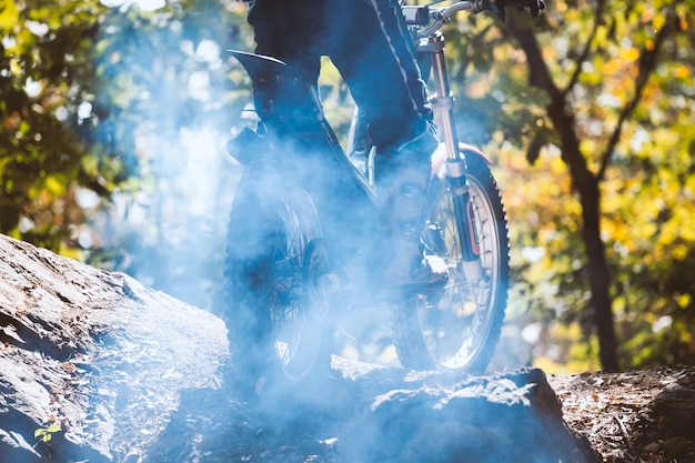 Photo essais moto pendant la compétition à l'état sauvage