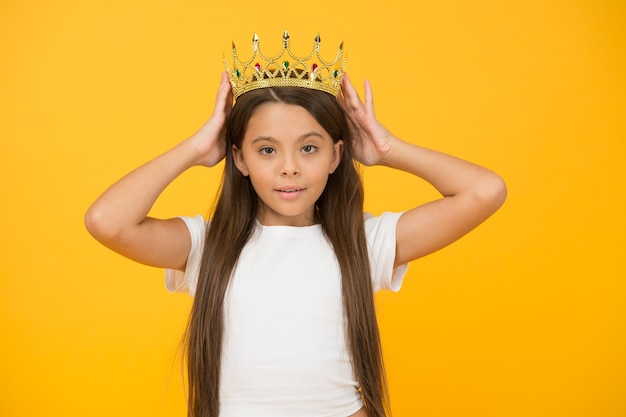 Essaye le. petite fille porte une couronne dorée. petite reine de beauté. la plus grande récompense. enfance heureuse. bonne motivation pour l'enfant. mode glamour enfant. vivre dans le luxe. le rêve d'enfant est d'être princesse.