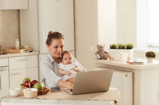 Essayer de divertir bébé