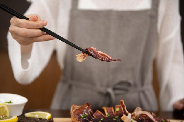 essayer de manger des calamars grillés et de la bière sur la table