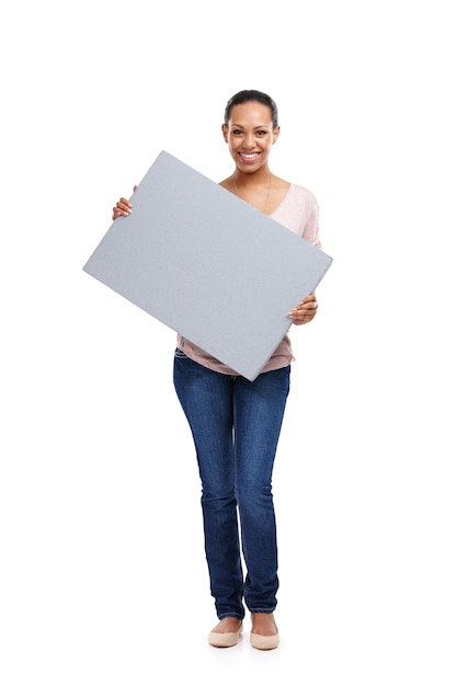 Essayez cet espace Portrait en pied d'une jolie jeune femme dans un studio tenant une planche isolée sur blanc