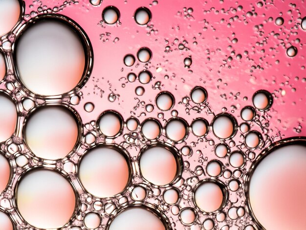 une essence cosmétique contenant des bulles liquides riches en antioxydants formées par des molécules.