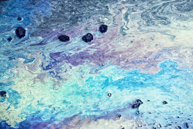essence dans une flaque d'eau abstraite fond de couleur