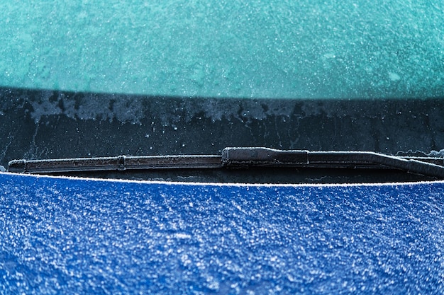 Essuie-glaces de voiture en hiver glacial