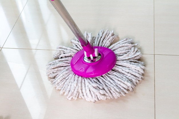 Essuyez le concept blanc de nettoyage de nettoyant pour sol