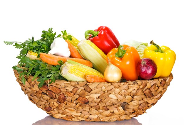 Est assorti de légumes dans un panier