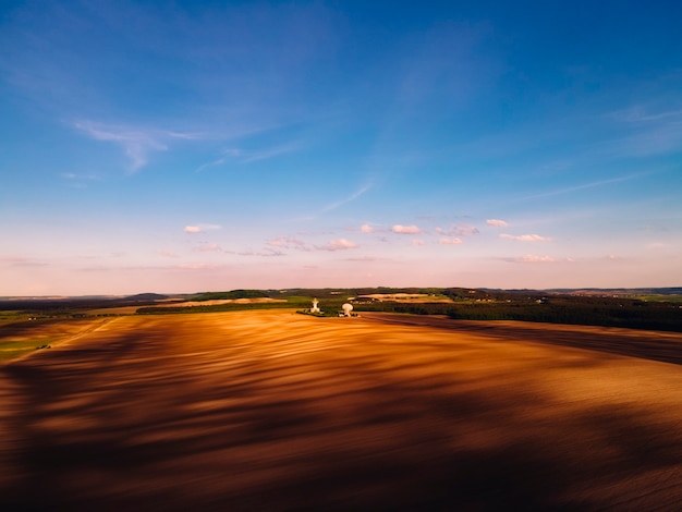 C'est un beau coucher de soleil. Paysage atmosphérique