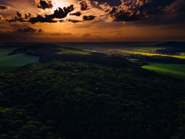 C'est un beau coucher de soleil. Paysage atmosphérique