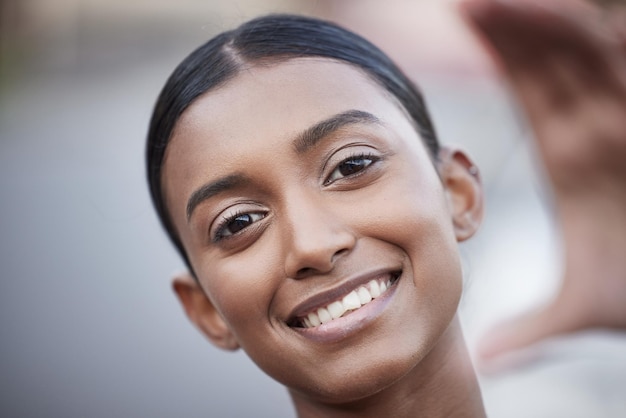 C'est une belle et belle journée pour bouger Portrait d'une jeune femme sportive prenant des selfies tout en faisant de l'exercice à l'extérieur