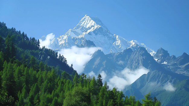 Photo c'est une belle photographie de paysage d'une montagne enneigée la montagne est entourée d'arbres verts luxuriants et il y a des nuages dans le ciel