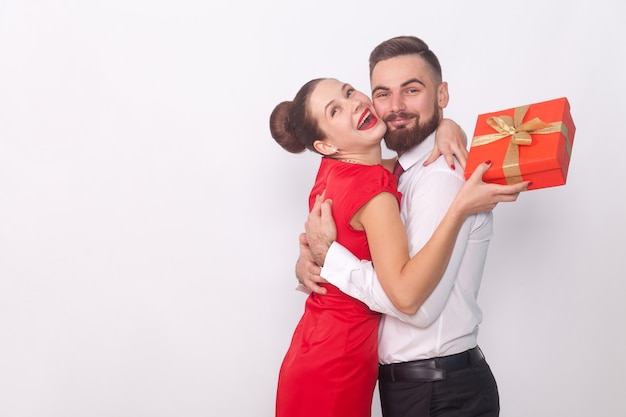 C'est un cadeau pour vous couple hugging woman holding gift box