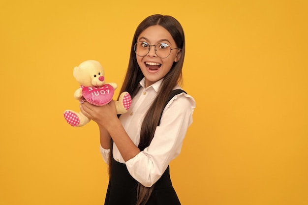 C'est un cadeau spécial pour la Saint-Valentin Un enfant surpris tient un ours en peluche Saint Valentin surprise Jouet cadeau