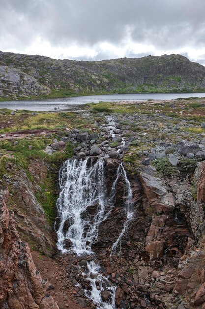 C'est une chute d'eau Teriberka dans le district de Kolsky de l'oblast de Mourmansk en Russie