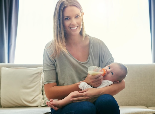 C'est dans ma nature de nourrir Photo d'une jeune mère et de son bébé à la maison