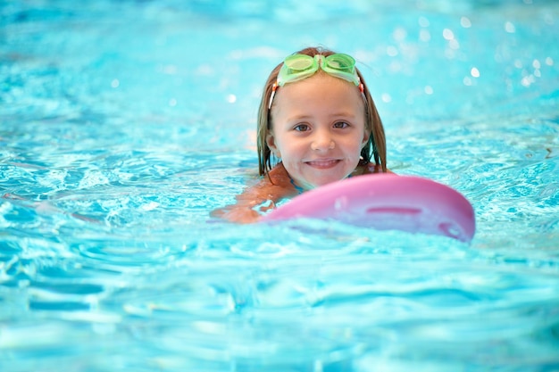 C'est une enfant d'été Une petite fille dans la piscine