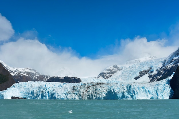 C'est l'un des glaciers frontaliers entre l'Argentine et le Chili.