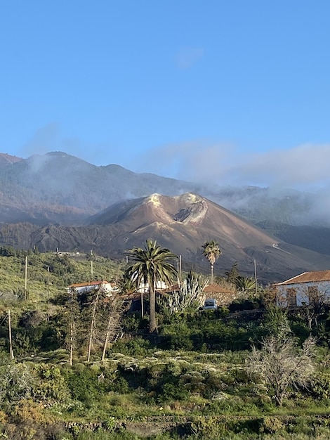 C'est le grand et puissant volcan cumbre vieja sur l'île de La Palma