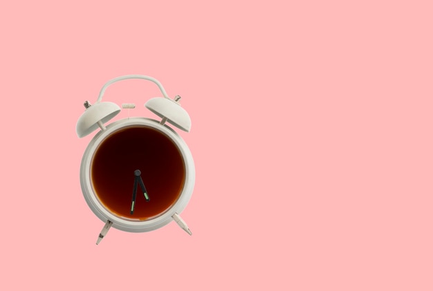 C'est l'heure du café, boisson chaude dans l'horloge vintage isolée sur fond de couleur pastel, idée créative