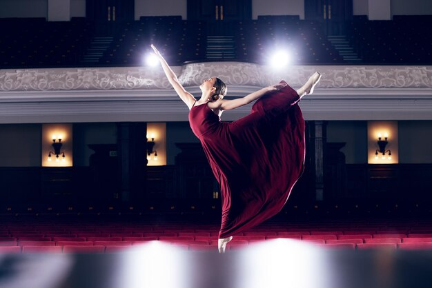 C'est là que je me sens le plus belle. Plan d'une ballerine exécutant sa routine.