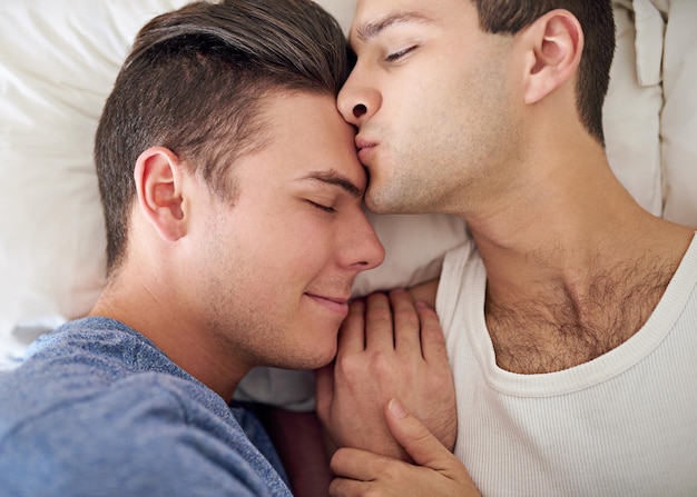 C'est ma meilleure moitié Photo d'un jeune couple gay se relaxant au lit