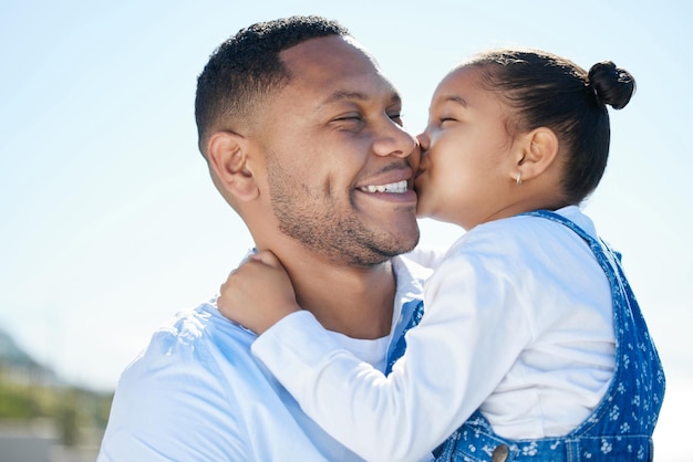 C'est la meilleure partie de moi Photo d'une adorable petite fille et de son père se liant à l'extérieur