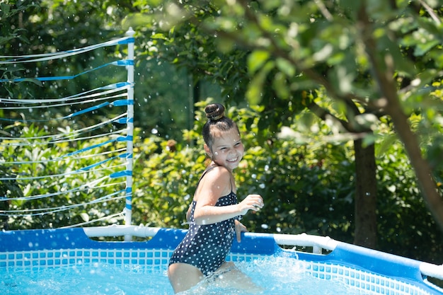 C'est un moment de plaisir Un enfant heureux s'amuse dans la piscine Journée de détente à la piscine Vacances d'été Heure d'été