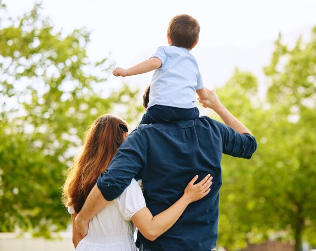 C'est notre famille. Plan d'une jeune famille passant du temps ensemble au parc.