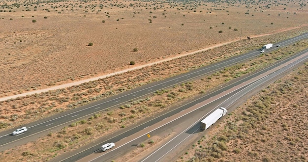 C'est un panorama de l'autoroute en amérique qui est situé dans un environnement désertique près de san jon united sta