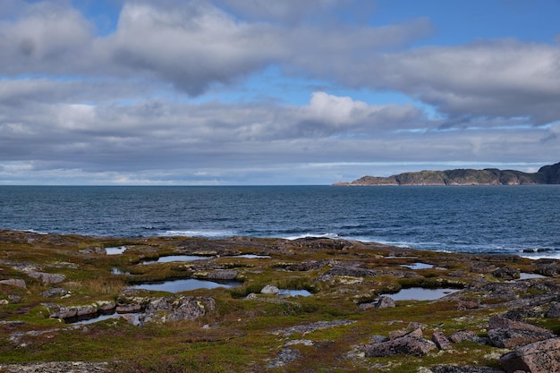 C'est un paysage Teriberka dans le district de Kolsky de l'oblast de Mourmansk en Russie