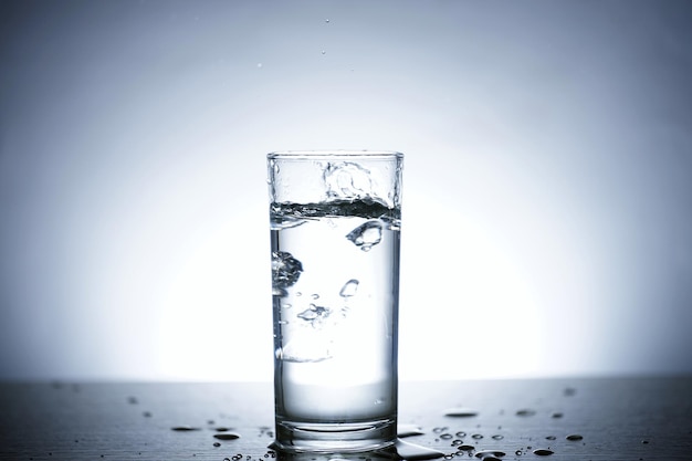 C'est une photo d'eau éparpillée dans du verre