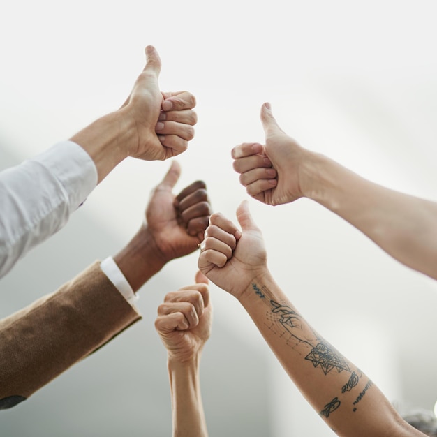 C'est une photo recadrée affirmative d'un groupe diversifié d'hommes d'affaires non identifiables donnant un coup de pouce