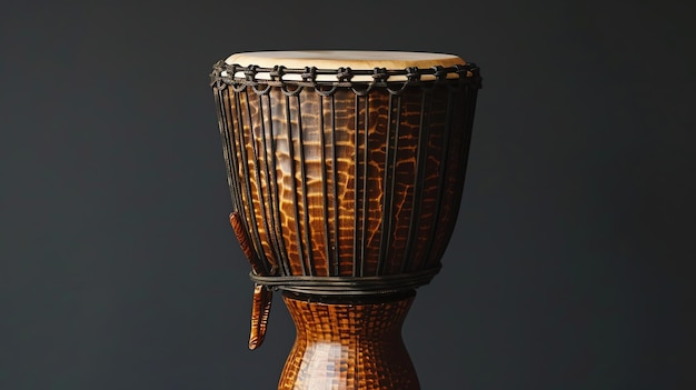 Photo c'est une photo en studio d'un djembe, un tambour à goblet couvert de peau joué à mains nues, originaire d'afrique de l'ouest.