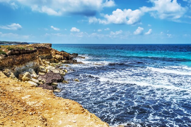 Est la plage d'Arutas sous un ciel nuageux Sardaigne