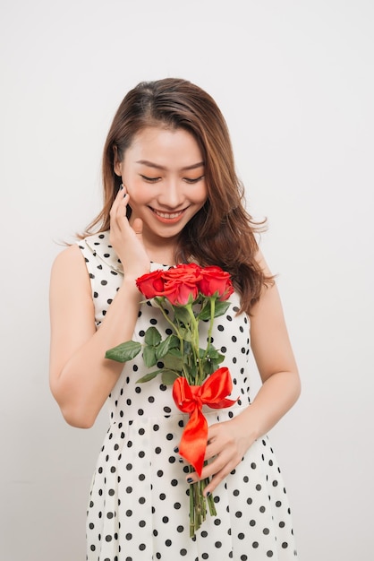 Est-ce pour moi Portrait à la taille d'une jeune femme joyeuse recevant une rose rouge