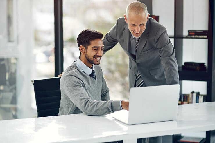 Photo c'est ce que j'ai obtenu jusqu'à présent photo recadrée de deux hommes d'affaires travaillant sur un ordinateur portable dans leur bureau