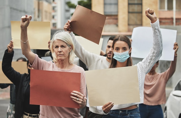 Photo c'est là que nous prenons position portrait recadré d'un groupe de personnes tenant des pancartes tout en participant à un rassemblement politique