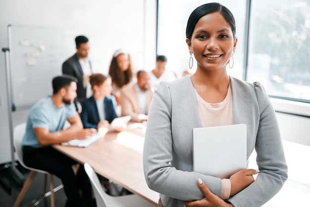 C'est Là Que Nous Trouvons Toutes Nos Idées Gagnantes Portrait Recadré D'une Jeune Femme D'affaires Séduisante Assistant à Une Réunion Dans La Salle De Réunion Avec Ses Collègues En Arrière-plan