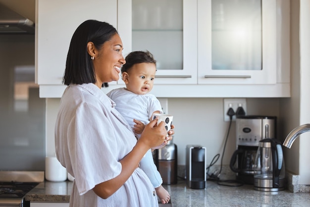 C'est quoi cette maman. Plan d'une mère qui noue des liens avec sa petite fille à la maison.