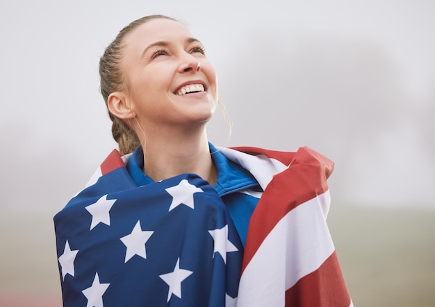 C'est un rêve devenu réalité Photo recadrée d'une jolie jeune athlète féminine célébrant une victoire pour son pays